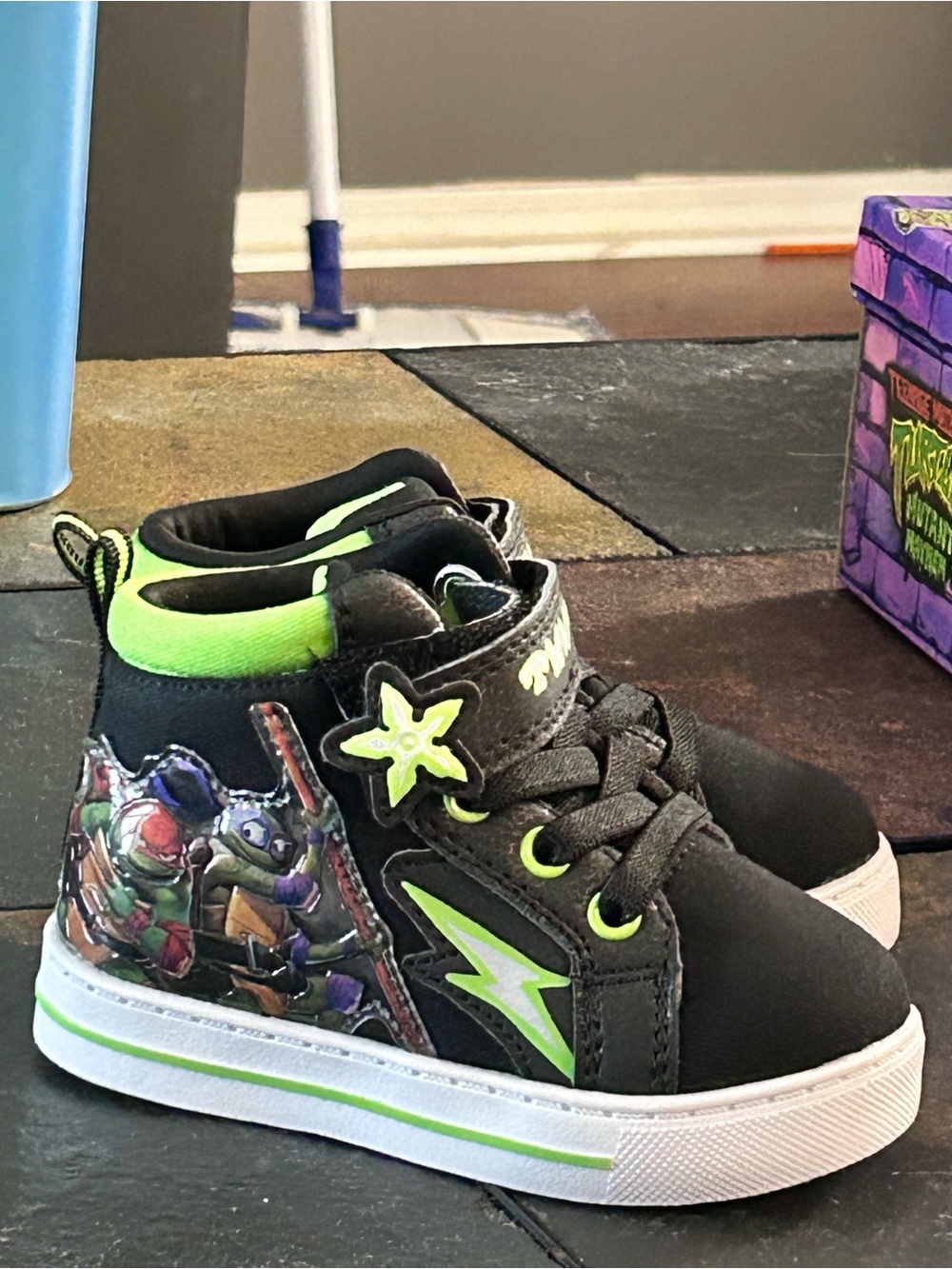 Ninja Turtles Light Up Shoes Velcro Size 6 little kids (toddler)